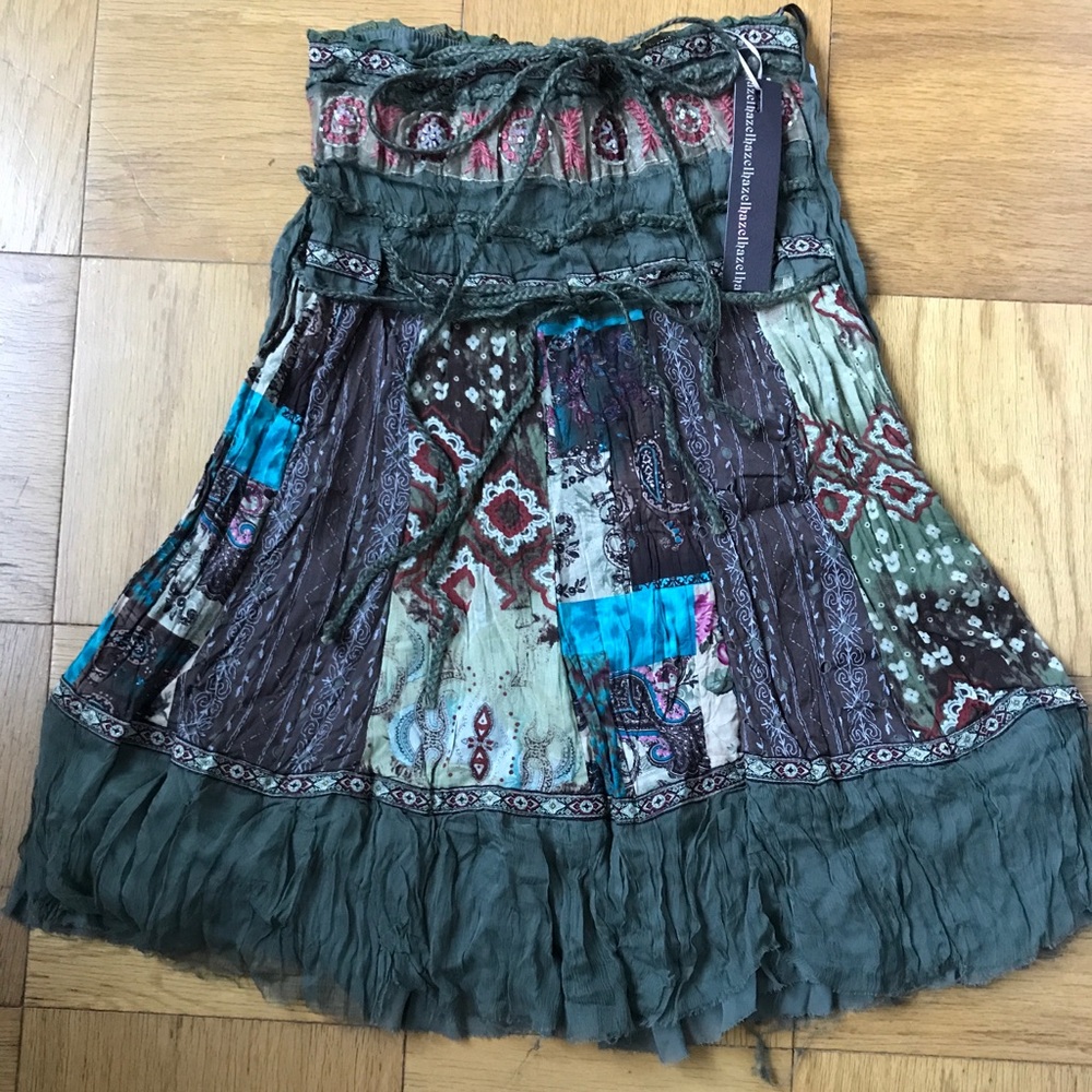 Skirt hippie-style, with 2 ties in the front.